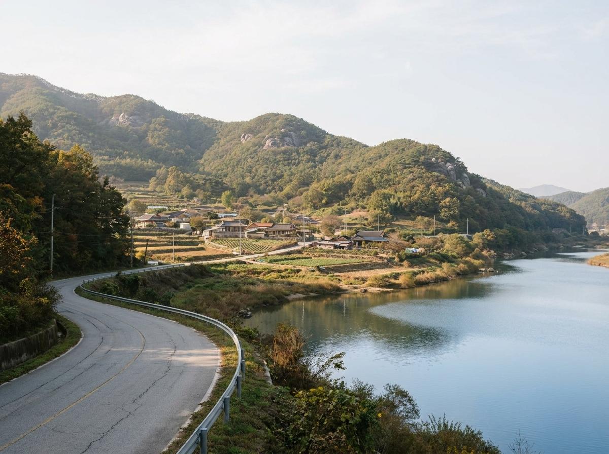 금강 상류의 강변 마을과 도로 풍경을 표현한 이미지