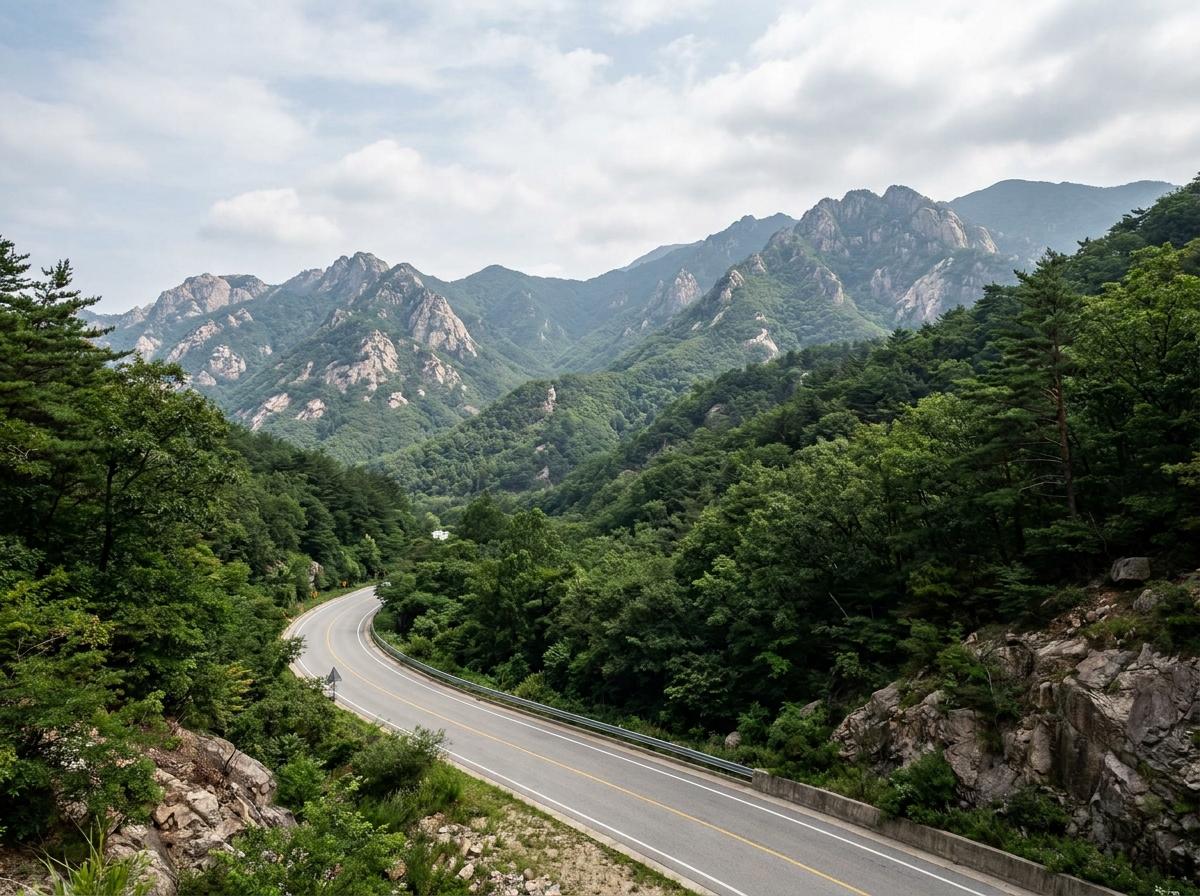 설악산 일대 산길과 능선을 표현한 드라이브 풍경 이미지